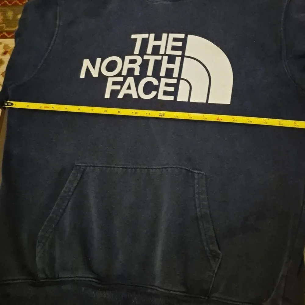 The Northface Mens SzM. Black Hoodie: Kangaroo Pocket.(#1585)